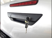 Load image into Gallery viewer, TOYOTA HILUX GENUINE TAILGATE LOCK SET WITH KEYS 2015=2023
