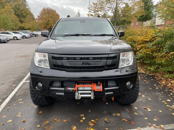 NISSAN  PATHFINDER PRE-FACELIFT FULL GRILL REPLACEMENT MATT BLACK WITH MATT BLACK PATHFINDER LOGO