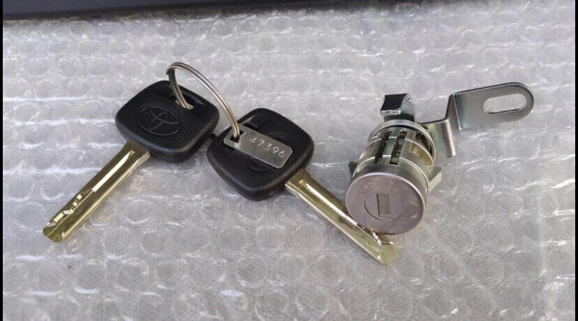 TOYOTA HILUX GENUINE TAILGATE LOCK SET WITH KEYS